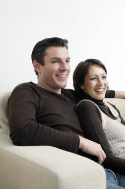 Genç çift kanepede dinleniyor.