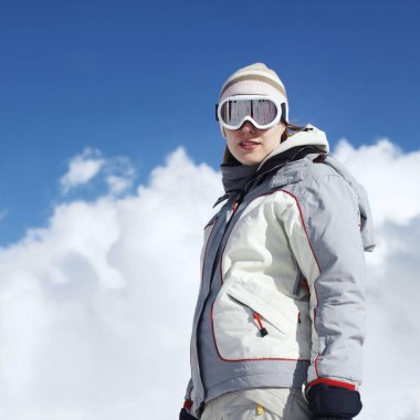 Kar gözlüklü kadın.