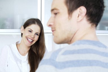 Mutfaktaki mutlu genç çift