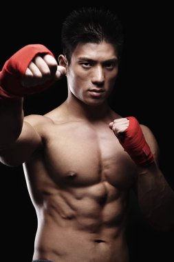 Yumruk pozisyonunda bir adam.