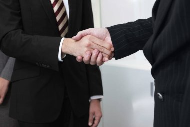 İş adamlarının el sıkışmasını yakından izleyin.