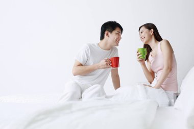 Erkek ve kadın çay içiyor.