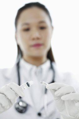 Şırıngalı kadın doktor.