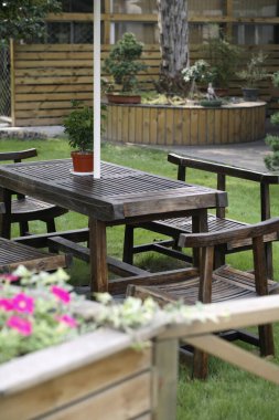 Parktaki masa ve sandalyeler.