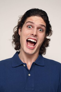 İnsan portresi bir yüz yapıyor.