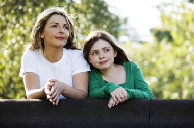 Anne ve kızı parkın güzel manzarasının tadını çıkarıyorlar.