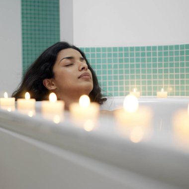Spa tedavisinden hoşlanan kadın
