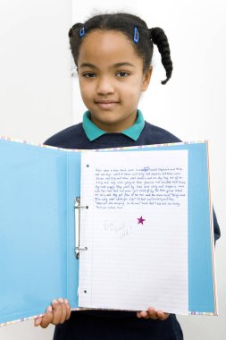 Kız güzel kompozisyonunu gösteriyor.