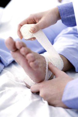 Doktor ayak bileği bandajı yapsın.