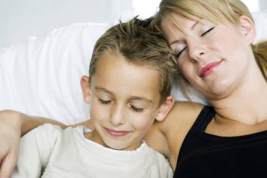 Anne ve oğul yatıyorlar.