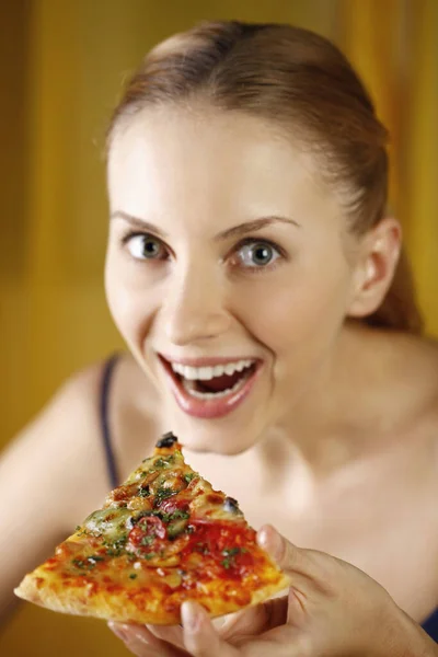 Mulher Com Uma Fatia Pizza — Fotografia de Stock