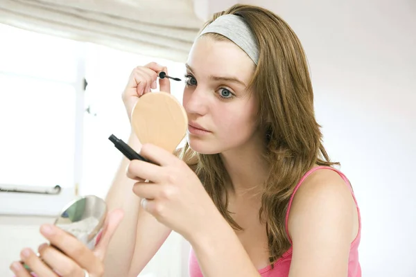 Ung Flicka Tillämpa Mascara — Stockfoto