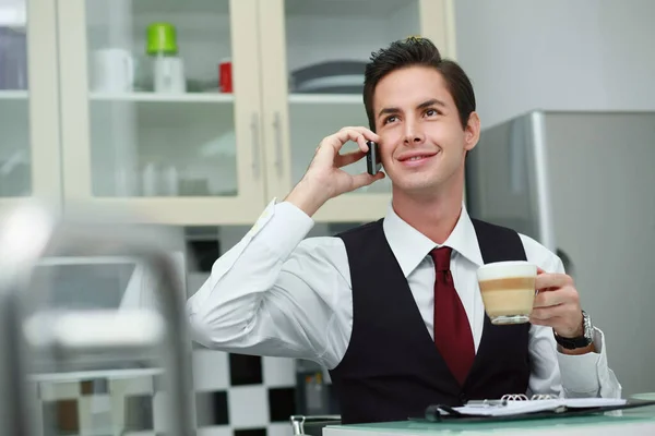 Empresario Hablando Por Teléfono Mientras Toma Café —  Fotos de Stock