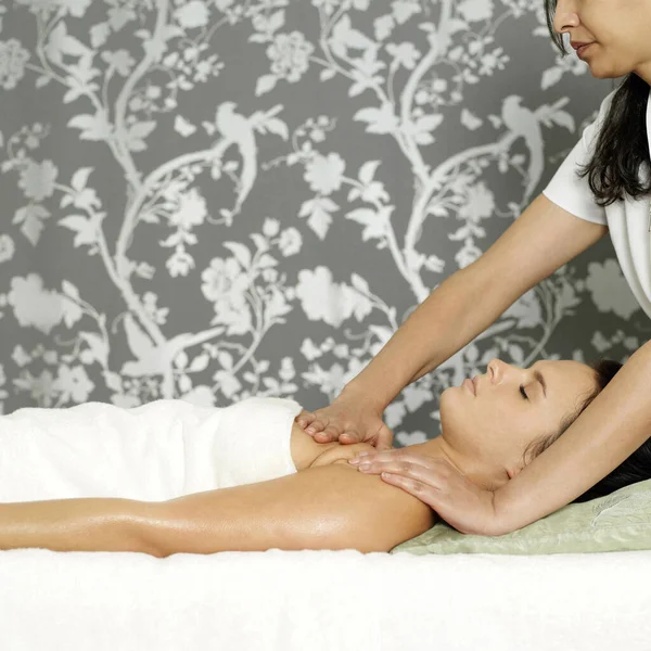 Mulher Desfrutando Uma Massagem Corporal Relaxante — Fotografia de Stock