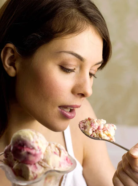 Woman Eating Ice Cream — Stock Photo, Image