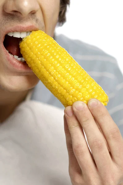 男食べるトウモロコシ上のコブ — ストック写真