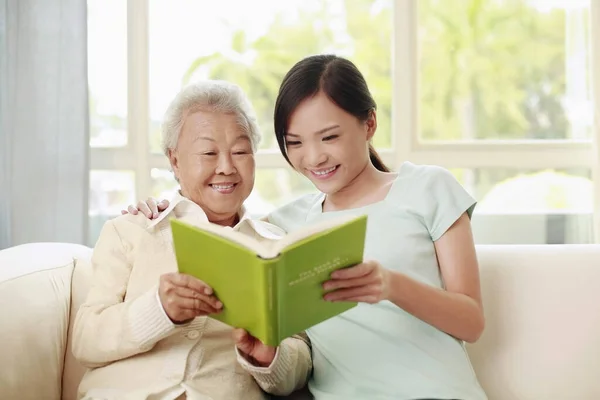 Yaşlı Kadın Kadın Birlikte Kitap Okuyorlar — Stok fotoğraf