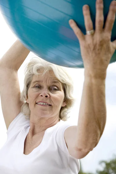 Senior Mulher Segurando Uma Bola Fitness — Fotografia de Stock