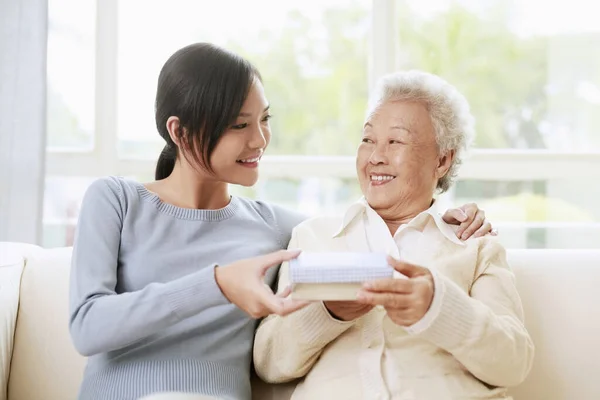 Mujer Dando Mujer Mayor Una Caja Regalo — Foto de Stock