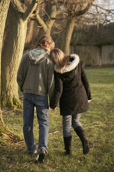 Lyckligt Par Håller Varandra Handen — Stockfoto