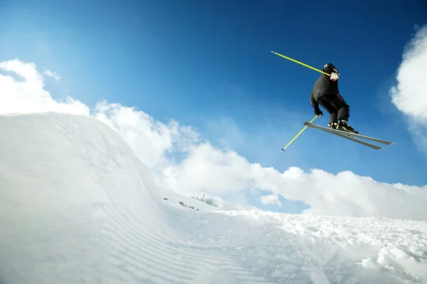 Homme Faisant Saut Ski Vol Une Montagne — Photo
