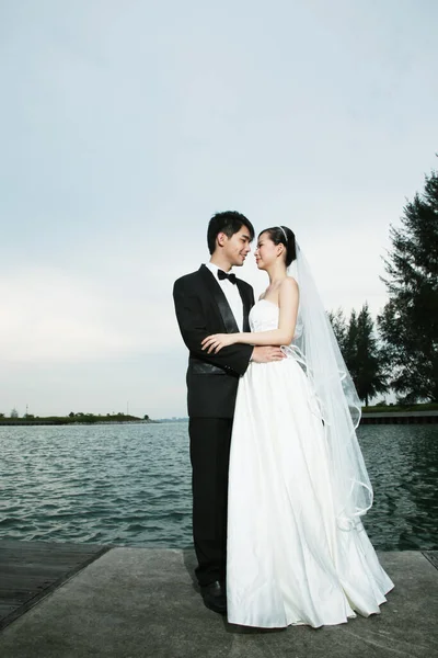 Braut Und Bräutigam Posieren Freien — Stockfoto