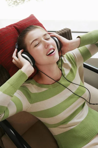 Mulher Ouvindo Música Nos Fones Ouvido — Fotografia de Stock