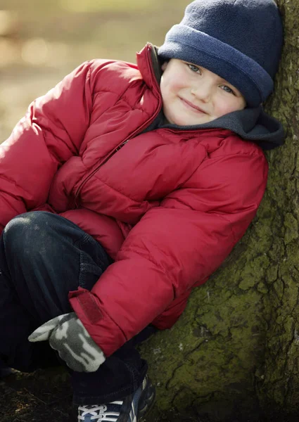 Ritratto Ragazzo Appoggiato Albero — Foto Stock