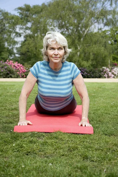 Yaşlı Kadın Parkta Yoga Yapıyor — Stok fotoğraf