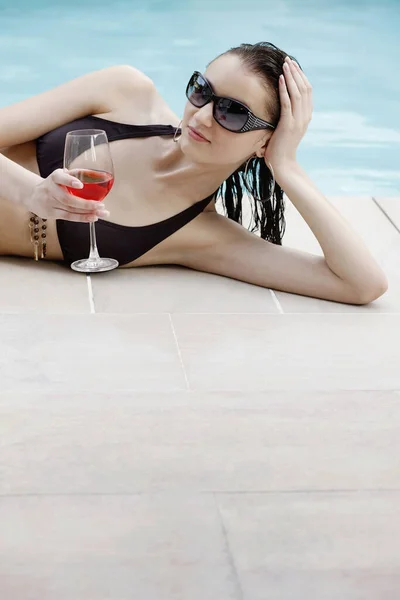 Bir Bardak Şarapla Havuz Kenarında Dinlenen Bir Kadın — Stok fotoğraf