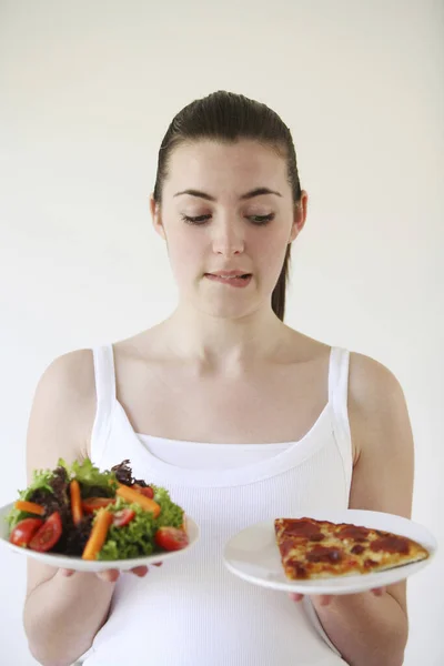 Kvinna Som Håller Pizza Och Sallad — Stockfoto