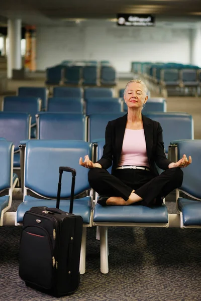 Деловая Женщина Медитирует Зале Ожидания Аэропорта — стоковое фото