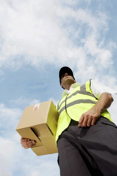 Vista Ángulo Bajo Repartidor Que Lleva Una Caja — Foto de Stock