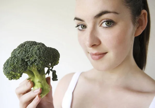 Portret Van Vrouw Met Broccoli — Stockfoto