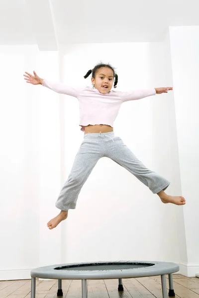 Маленькая Девочка Прыгает Батуте — стоковое фото