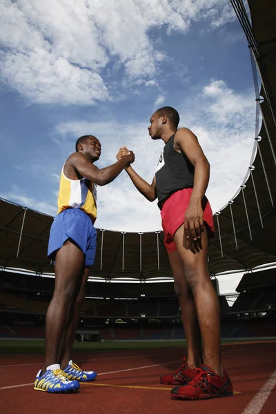 Los Hombres Estrechando Las Manos Pista Atletismo — Foto de Stock