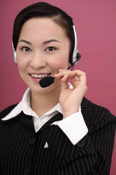 Mulher Negócios Falando Sobre Fone Ouvido — Fotografia de Stock