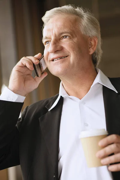 Üzletember Kezében Egy Csésze Kávét Miközben Beszél Telefonon — Stock Fotó