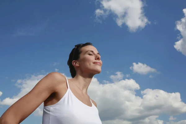 Vrouw Geniet Van Het Zonlicht — Stockfoto