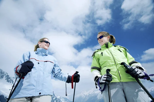 Skieurs Féminins Contre Ciel Nuageux — Photo