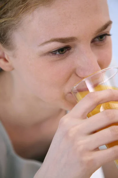 Mulher Bebendo Copo Suco Laranja — Fotografia de Stock