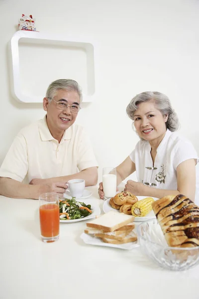 Ανώτερος Άνδρας Και Ηλικιωμένη Γυναίκα Παίρνουν Πρωινό Μαζί — Φωτογραφία Αρχείου