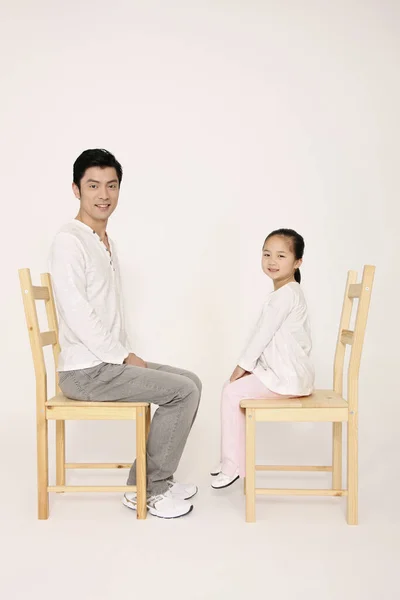 Άνδρας Και Κορίτσι Κάθονται Ξύλινες Καρέκλες — Φωτογραφία Αρχείου