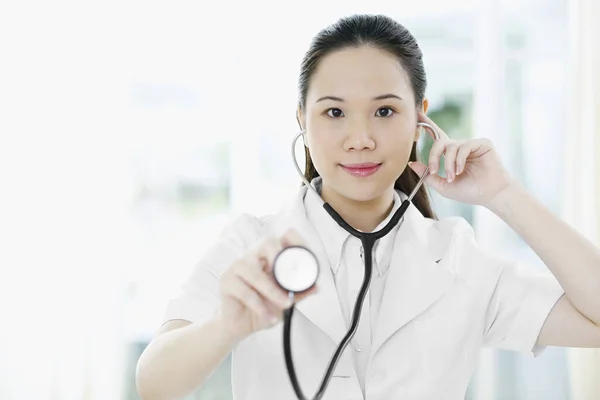 Médica Usando Estetoscópio — Fotografia de Stock