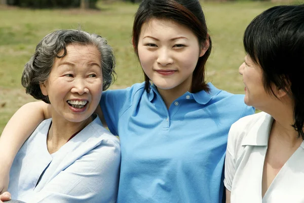 Una Señora Sentada Entre Madre Abuela Parque — Foto de Stock