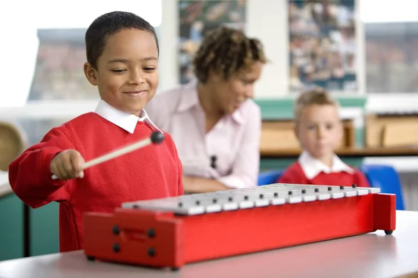 Žena Mluví Svým Studentem Zatímco Jiný Chlapec Hraje Xylofon — Stock fotografie