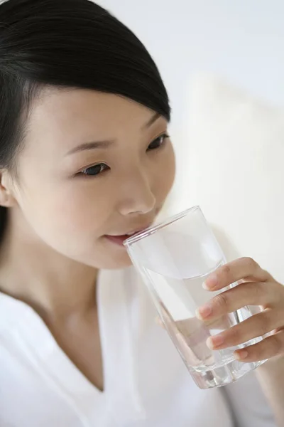 Mulher Desfrutando Copo Água — Fotografia de Stock