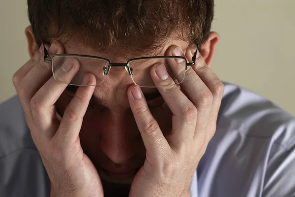 Empresário Massageando Cabeça Enquanto Fecha Olhos — Fotografia de Stock