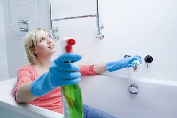 Banyoyu Temizledikten Sonra Küvette Oturan Kadın — Stok fotoğraf