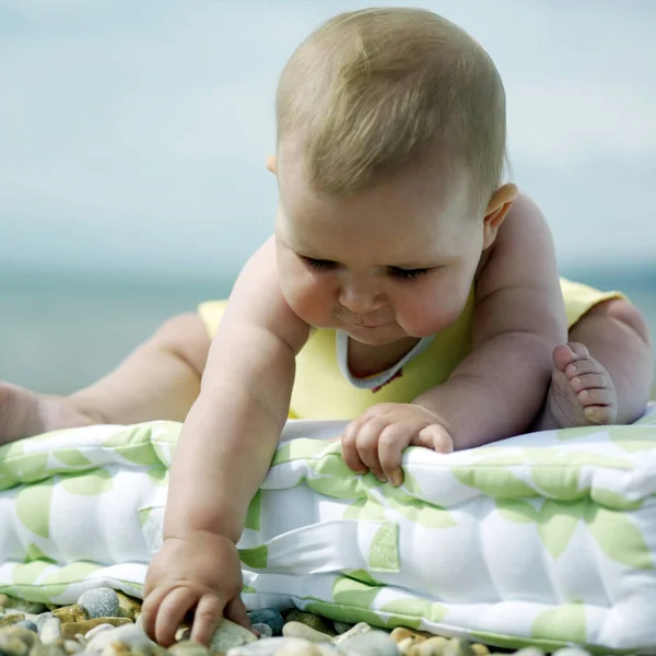 Bebê Menina Sentada Almofada Brincando Com Seixos — Fotografia de Stock